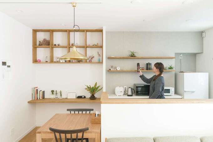 キッチンの背面にはグレーのフレキシブルボードを用いた。各所の素材・色のチョイスは奥さま