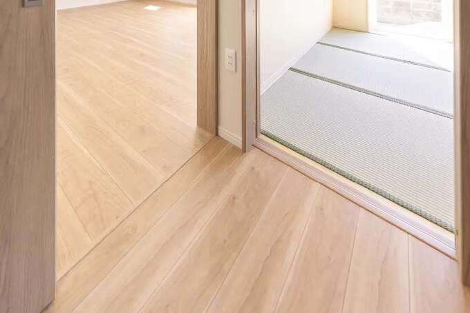 各部屋の出入口には極力段差を設けず、移動のしやすさに配慮した設計としています。
高齢者や車いす利用者にとって、つまずきにくく安心して暮らせる住まいです。