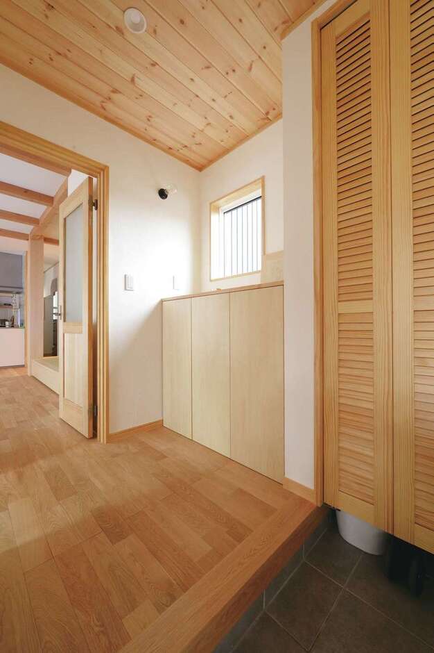 玄関の土間収納はコンパクトに。ルーバー式の建具で風通しをよく