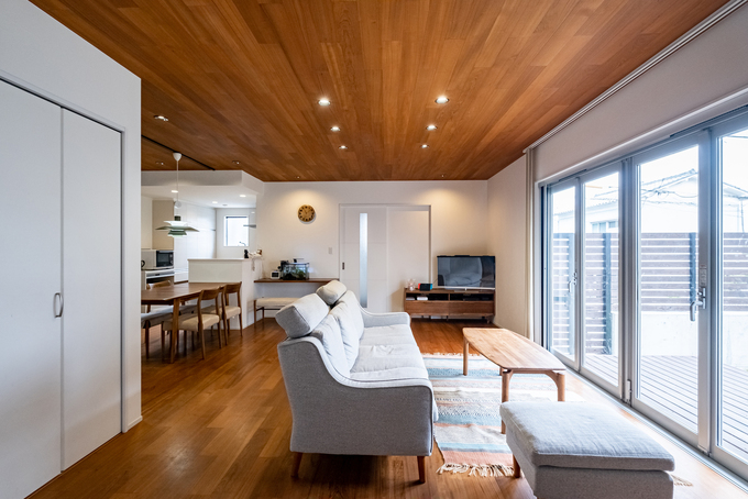 南向きに大きく開かれたリビング。ウッドデッキも繋がり開放感が抜群。天井と床に使われたチーク材はご主人のこだわり。家具についてもチークで統一した