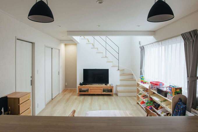 リビングの階段下は、将来ライブラリースペースなどにも使えるヌック空間。『Yamaguchi Design焼津店』が提案したこの間取りにHさん夫妻もワクワクしたと振り返る