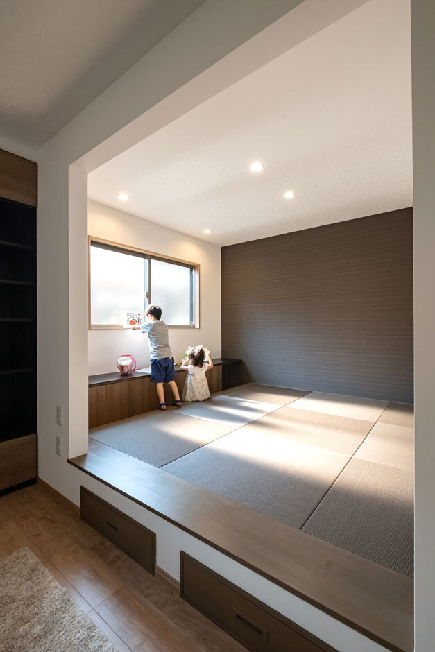 モダンに調えた和室の下部には引き出し収納を。キッチンからも目が届くカウンターは、子どもの勉強やパソコン作業を想定して造作。一面にはリビングと同じアクセントクロスを採用して空間の調和を図っている