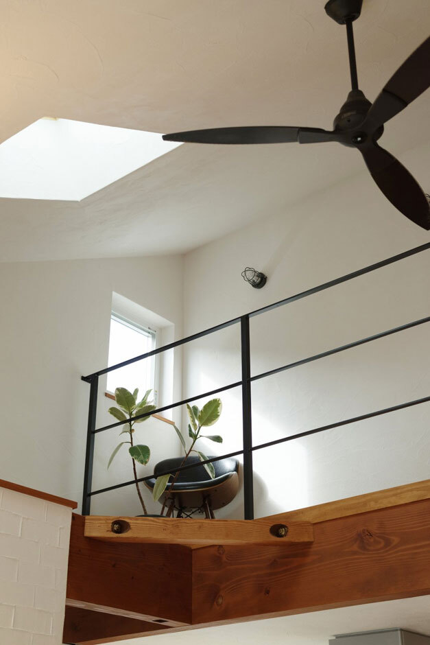 2階ホールの隅は、天窓と小窓から光が差し込む癒しのスペースに。黒色アイアンの手すりは、ご主人こだわりポイントの１つ