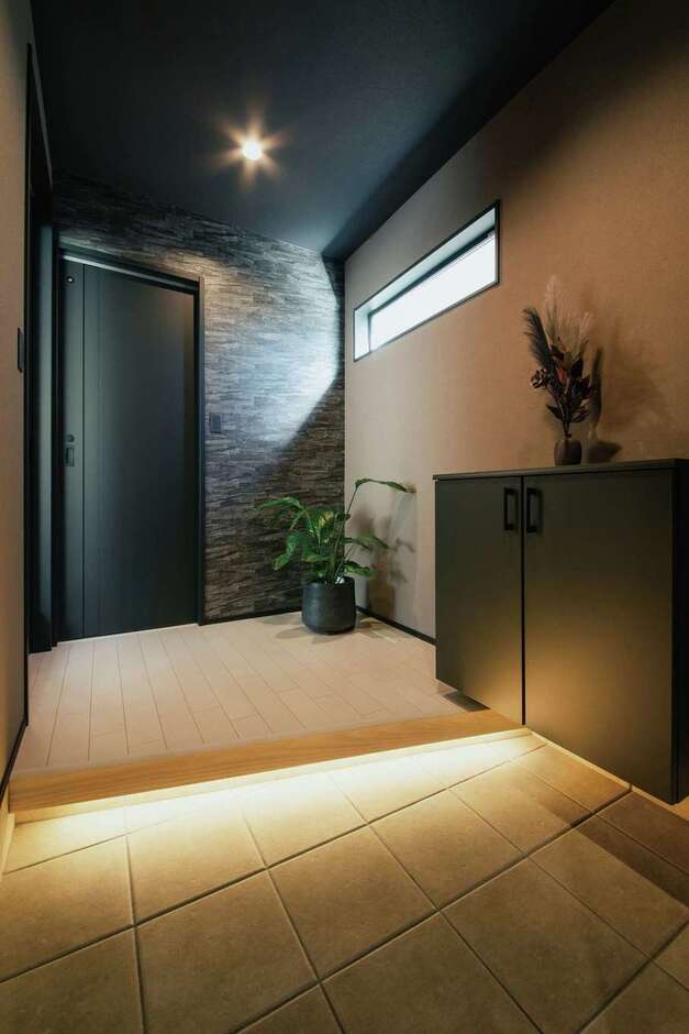 間接照明が陰影を添え、ホテルライクに演出した玄関