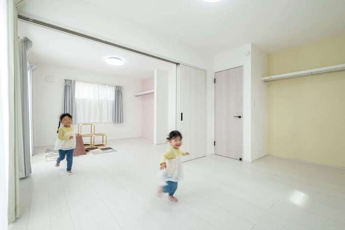 2部屋をつなげた子ども部屋。あらかじめ引き戸を設けて、必要に応じて仕切る。オープンクローゼットにはパステルカラーのアクセントクロスを