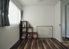 子ども部屋は７畳で、将来は半分に仕切って使うこともできる。プライベート空間は最低限のスペースに抑えたことで、LDKを広々と確保できた【平屋建築ブルーハウス】