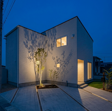 夜間の外観を印象的に演出するモダンな住宅。照明が建物全体を幻想的に照らし出し、シンプルながら洗練されたデザインが際立つ。