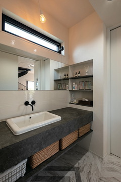 雑然としがちな洗面台回りもデザインと実用を兼ね備えてスタイリッシュに造作【OWN RESORT HOME（オウンリゾートホーム）】