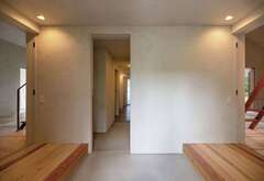 玄関を中心に親世帯、子世帯のスペースを分離。ほぼ左右対象に設計されている