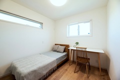 シンプルな子ども部屋。ベッドとデスクを横並びで配置できる快適な広さ。
