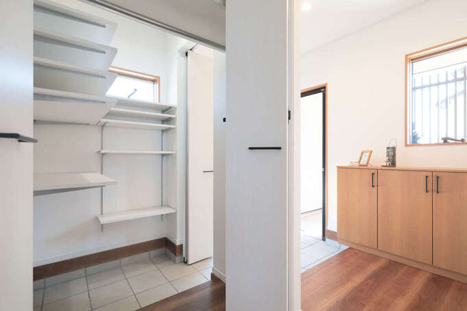 子世帯の玄関ホール。収納スペースも充実。親世帯と玄関を離したことで、いつでも気軽に友達を呼べる