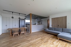 明るく開放的なLDK。ダイニングエリアとリビングエリアが一体となり、家族や友人との時間をゆったり楽しむ空間が広がっている。