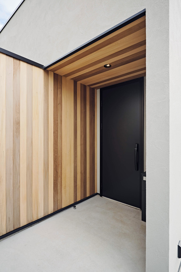 板張りの壁が温かみを感じさせる玄関ポーチ