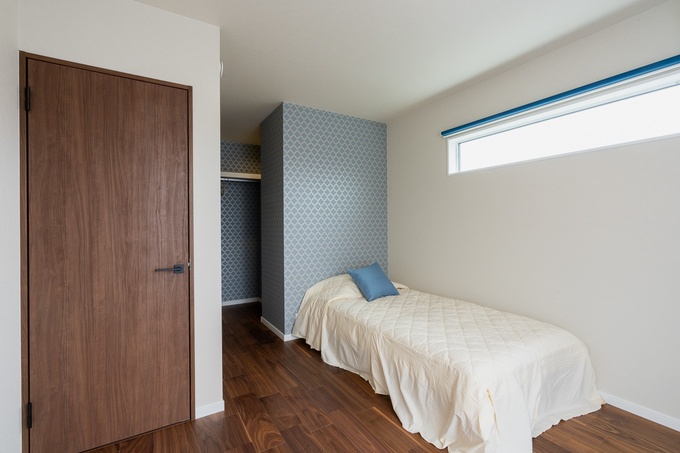 こちらはブルーグレーの落ち着いたクロスのお部屋。