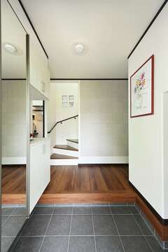 玄関ホールからはLDK、客間、水回りすべてに直行できる。冷暖房効率を考えてリビング階段はやめ、玄関ホールに直結させた 