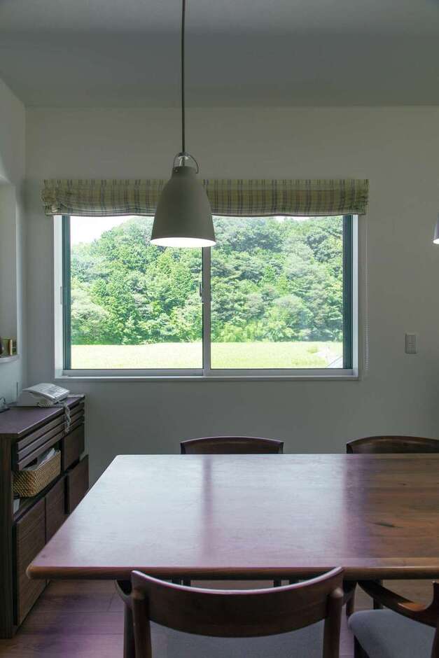 親世帯14,9畳のLDK。お母さまがキッチンで料理しながら大好きな山の景色を見ることができるよう、窓の大きさと位置を工夫した
