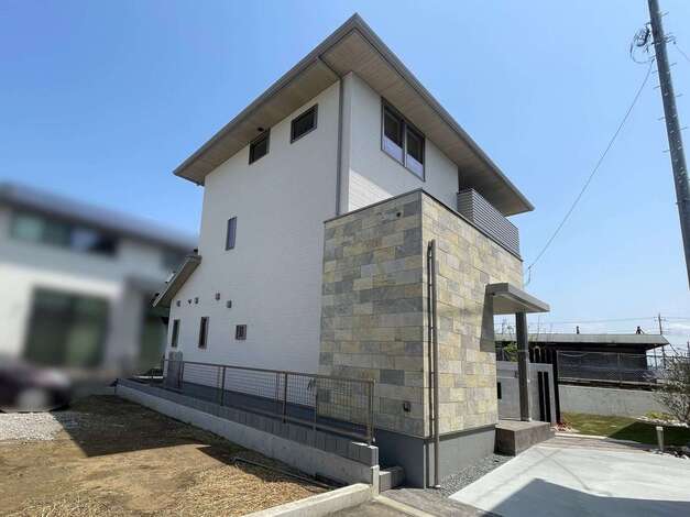 自然石をアクセントに使用した外観