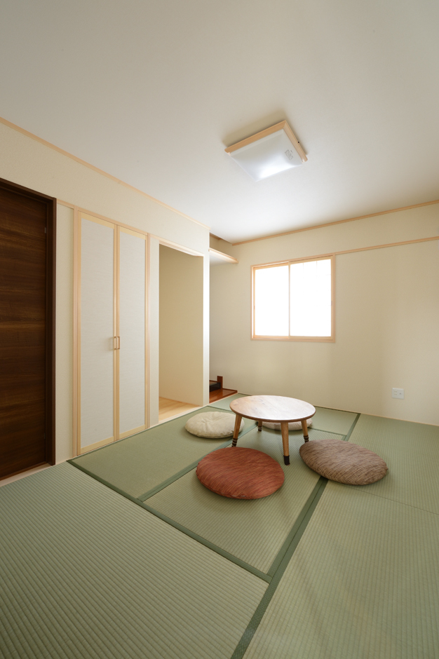 床の間、仏間を備えた6畳の和室は、親世帯からも子世帯からもアクセス可能。ゲストが泊まりに来たときの寝室としても使える