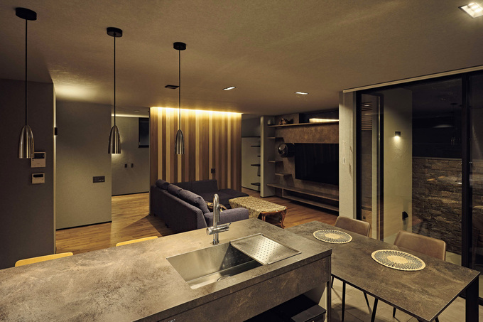 キッチンにテーブルを横向きに設置