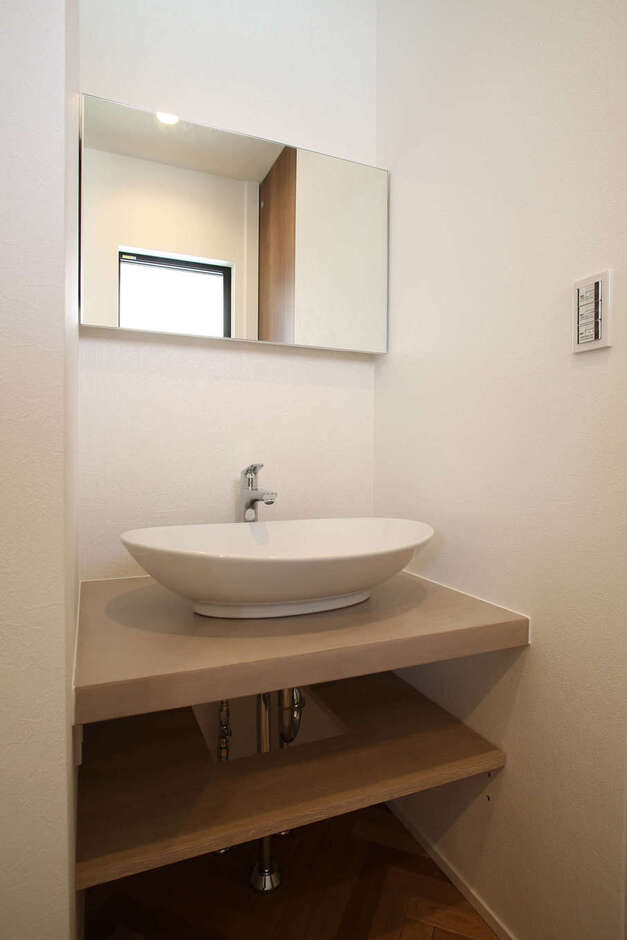 トイレの横に設けた造作の手洗いコーナー