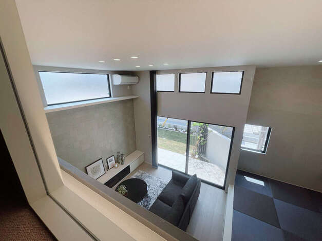 収納スペース「蔵」からのぞいたリビング