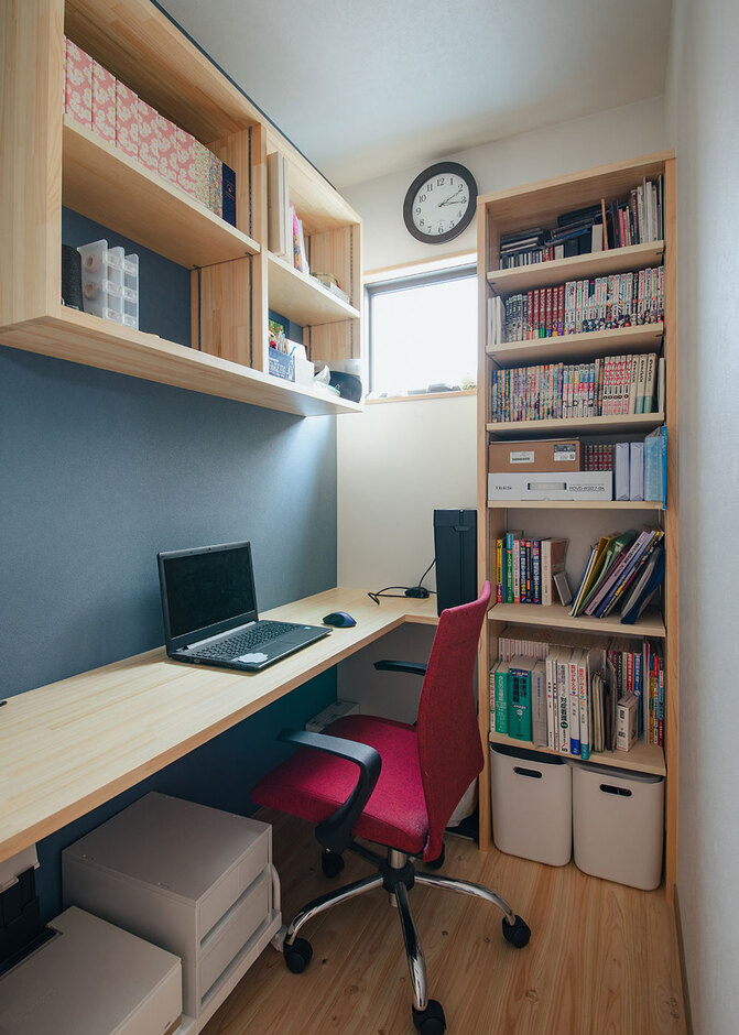 書庫にカウンターを設け、書斎使いも可能に
