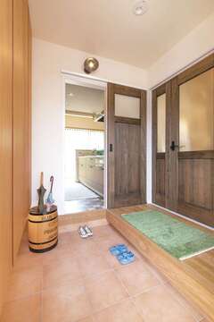 玄関に入り正面は壁にする予定だったが、ドアを設けるプランに変更。「買い物帰りでキッチンに直行できて助かります」と奥さまお気に入りの家事ラク動線になった。