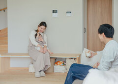 造作のベンチが居場所のひとつになっている【フジモクの家（富士木材）】