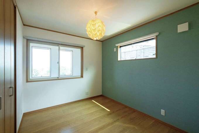子ども部屋。吹き抜けに面した左の窓は、冷暖房効率を上げるために設置