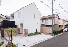 三角屋根が特徴のシンプルな外観
【SEIEN ARCHITECT】