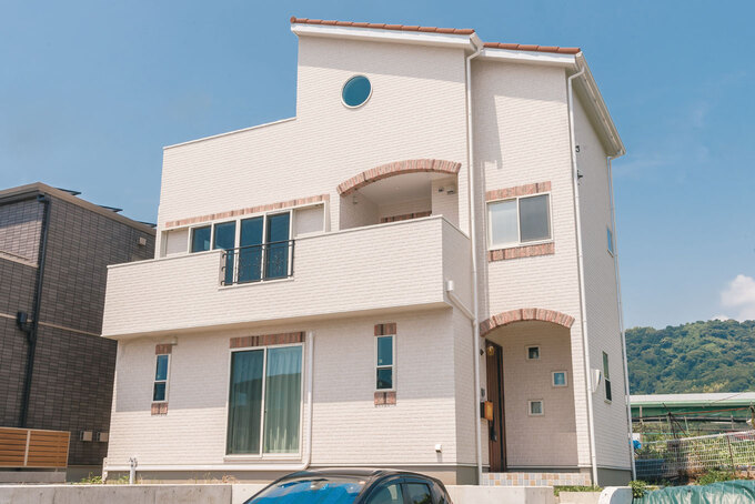 屋根の勾配とインナーバルコニーのアーチ、シンメトリーの窓の配置など、センスがうかがえるデザイン