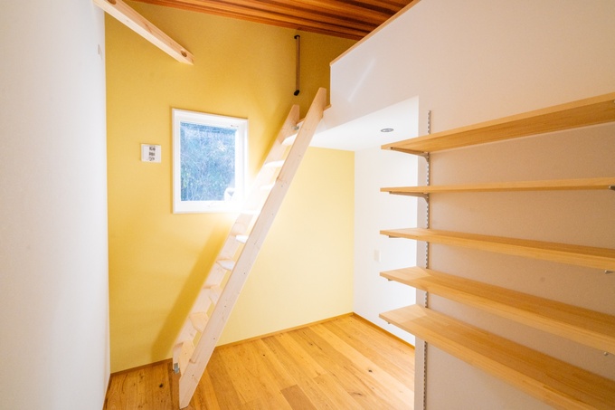 ロフト付きの子ども部屋。造作棚をあらかじめ設け、収納力もばっちり。楽しいだけでなく、機能性も備えた“自分だけの空間”です。