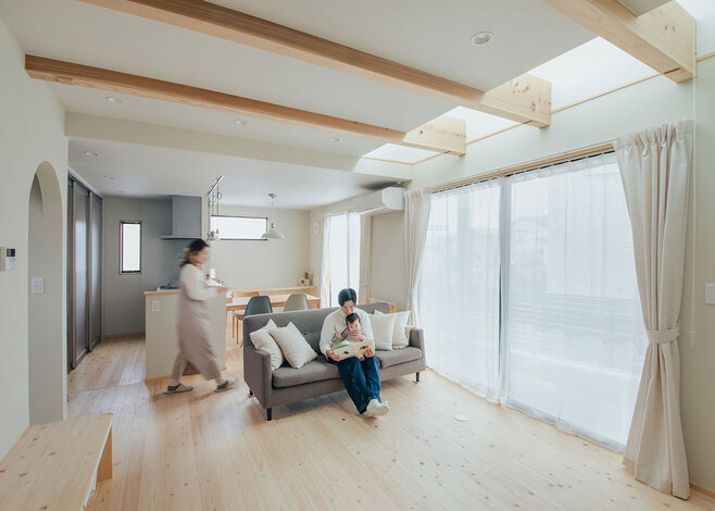 床は無垢の富士ヒノキ、壁は珪藻土の塗り壁。自然素材のぬくもりと健やかさが団らんを包む