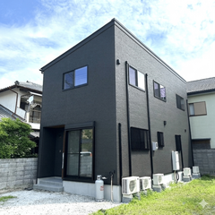 シンプルで現代的なデザインが際立つ二階建ての外観。黒を基調としたシックな仕上がりが特徴的で、周囲の景観と調和している。【建築システム（狭小住宅専門店）】