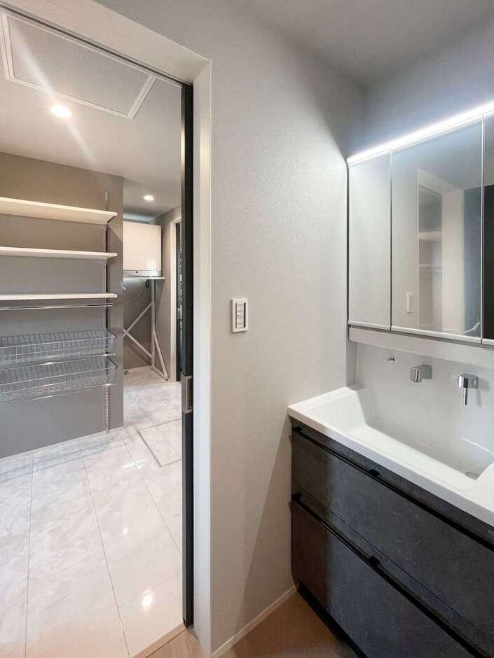 洗面室と脱衣室を分離することで、機能性をアップした。ウォークインクローゼットも完備