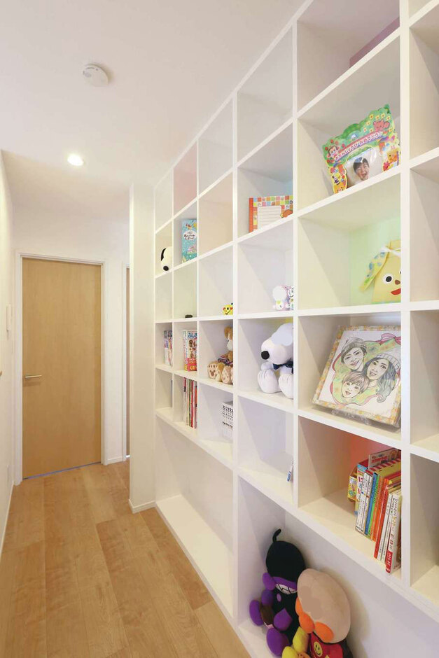 2階のフリースペースに造作した「ブックストリート」。天井まで届く大きな本棚に、家族みんなの好きな本を飾る。見せる収納として、インテリアにもなっている