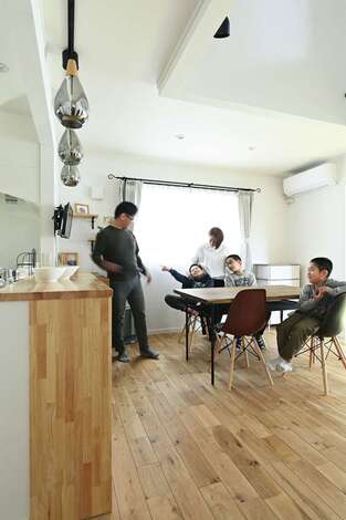 ハートホーム｜「ベタベタするほど、ウチは仲がいいよね」とTさん夫妻。家族が自然に集まるダイニングはいつも笑い声が絶えない