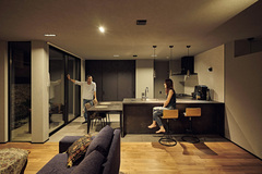 キッチンはバーカウンターとしても活躍【平屋建築ブルーハウス】