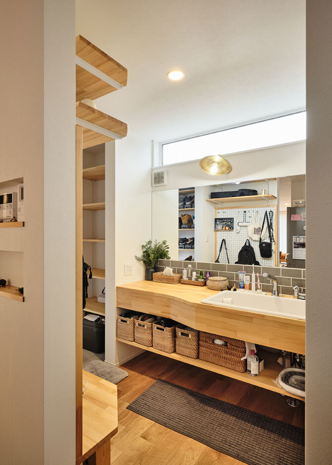 家族が並んで使える広い洗面は、鏡も大きくて朝の支度にも便利。シンクは愛犬も洗えるワイドサイズ