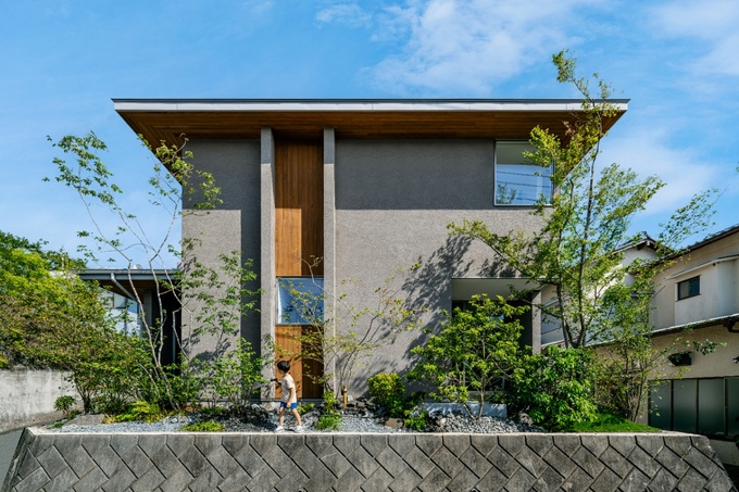 モダンな外観を持つ二階建ての住宅。自然と調和したデザインが周囲の風景に溶け込んでいる。