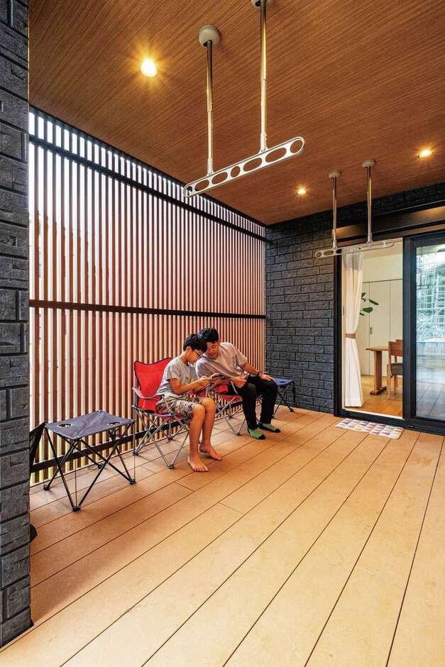 屋根と格子の目隠しに包まれたデッキは、BBQやプールなどさまざまな用途に活躍