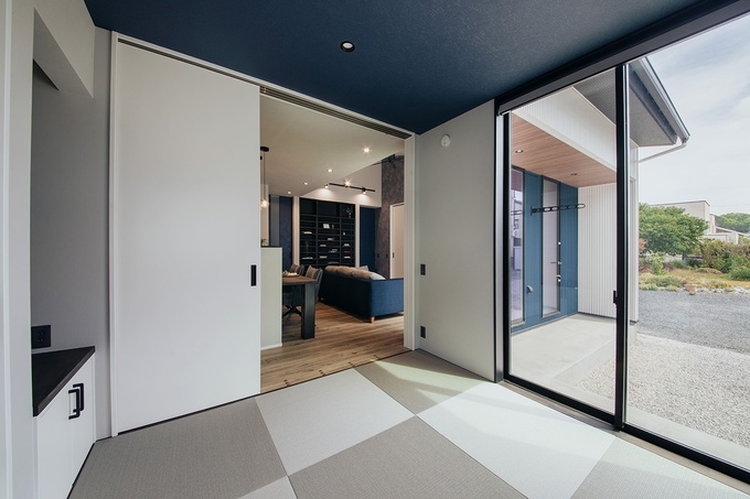 実家にある仏壇をそのまま引き継ぎ、新居の和室へ。扉を締めれば客間として使うことができ、来客をゆっくりともてなせる。