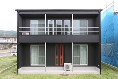 モダンでスマートなデザインの外観。コンパクトながらも存在感のある二階建ての住宅で、黒い外壁が特徴的。【おうち工房】