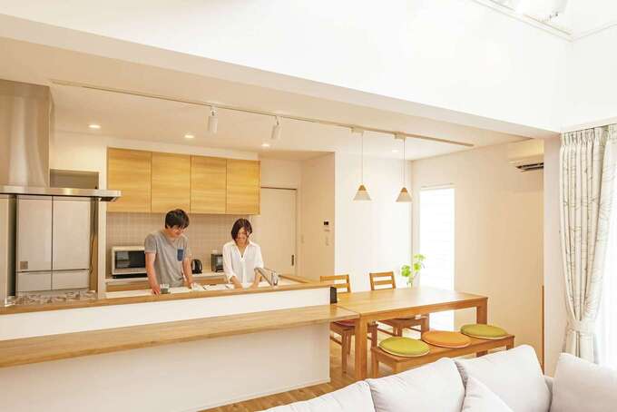 キッチンは2人で一緒に料理をしてもぶつからない広さ。造作のカウンターはテーブルと同じ高さで付けた