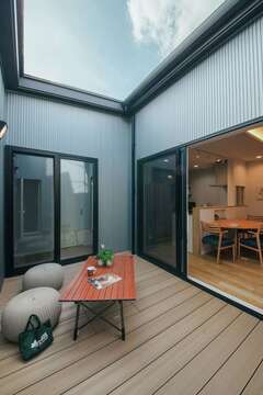 マンション暮らしでは、バルコニーにいても向かいの建物からの視線が気になっていたHさん。外からの視線をカットする新居の中庭が、「家は心からリラックスできる場所」だと教えてくれた【子育て安心住宅 Design Craft Office】