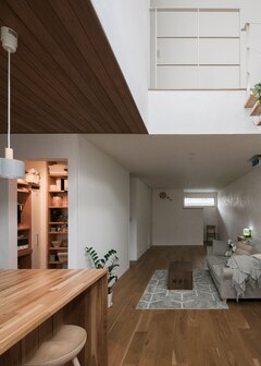 キッチンの天井は無垢板張りに。細かなあしらいにまで施主さんのこだわりと施工の丁寧さが感じられる【マスターズ】