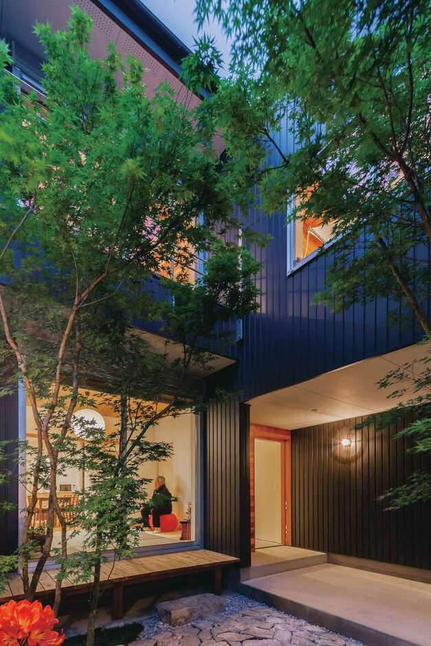 ご主人の仕事部屋と母屋の間に設けた広い中庭は、オンとオフを切り替えるための中間領域にもなっている。石畳を敷き詰め、高級旅館の中庭のような風情ある雰囲気に仕上がった