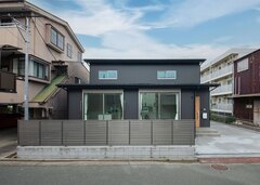 外壁には、維持管理のしやすさと耐久性・耐震性を重視して高耐久ガルバリウム鋼板を選択。間口の広いリビング窓が外観全体のデザイン性を高め、存在感を際立たせる【DAITOKU（大得工務店）】