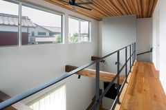 ２階廊下はアイアン手すりにする事で圧迫感を軽減。
南から入ってくる光が２階廊下の奥にまで届くので、いつも明るい場所となった。【シンプル】