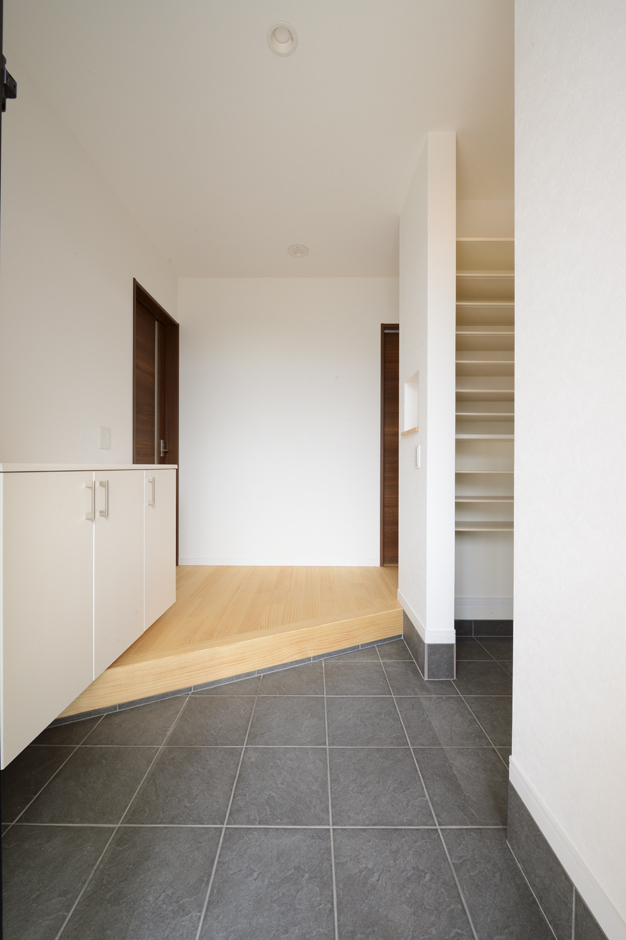 二世帯共有の玄関。大容量の土間収納を設け、散らかりがちな玄関も常にすっきりと見せることができる